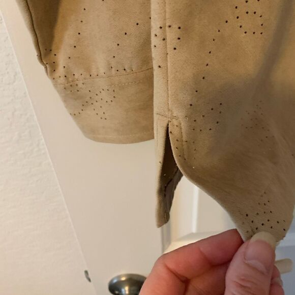 Croft & Barrow Women’s micro suede top.  Size: XL.  Button down, side slits. - Picture 6 of 6